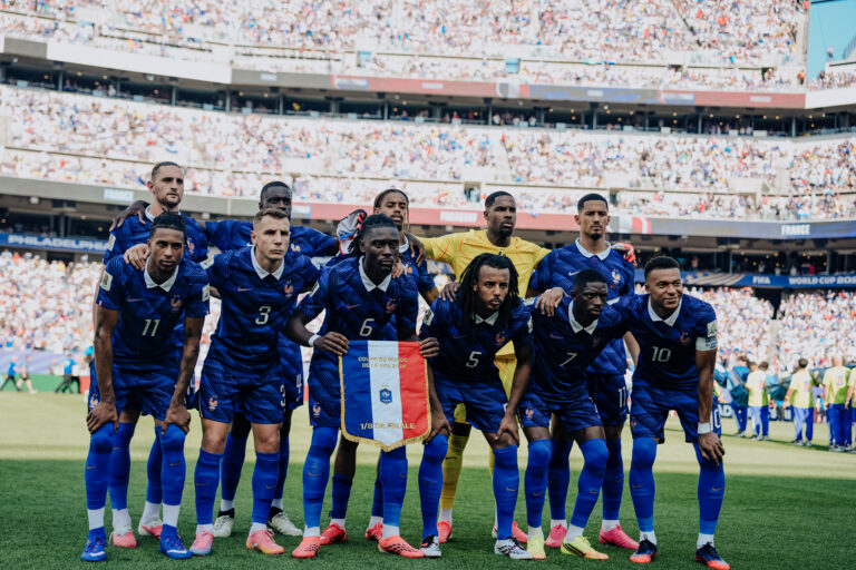 Football – Coupe du monde FIFA 2026 : la France s&rsquo;impose face au Paraguay dans un match plein d&rsquo;agressivité